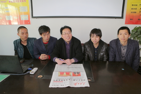 該礦綜掘一隊(duì)干部職工熱議“兩會”動(dòng)態(tài) 該礦綜掘一隊(duì)干部職工熱議“兩會”動(dòng)態(tài)