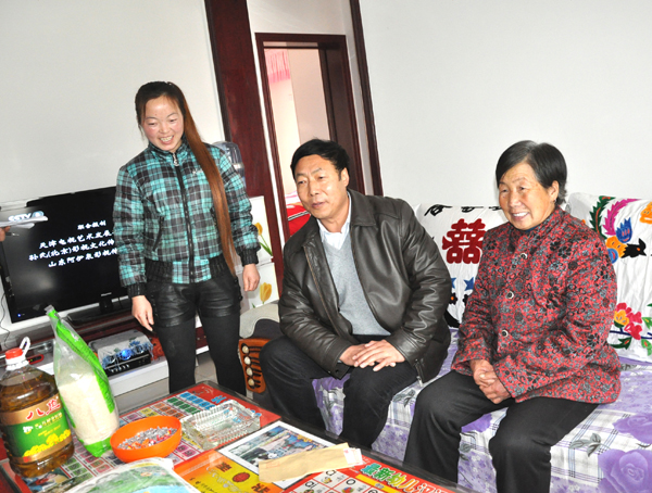 副礦長(zhǎng)白曉增慰問(wèn)困難職工