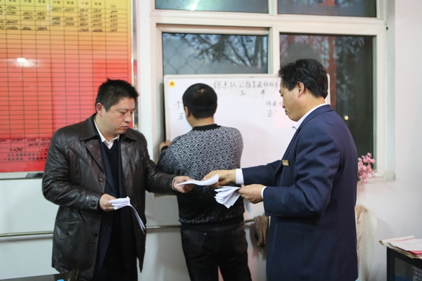 工作人員現(xiàn)場計(jì)票 工作人員現(xiàn)場計(jì)票